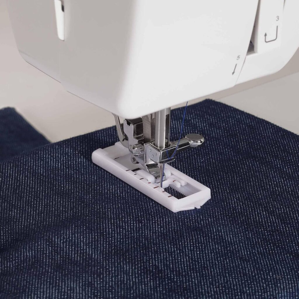 Singer 12-Stitch Sewing Machine - Metal Frame, LED Light - Image 3